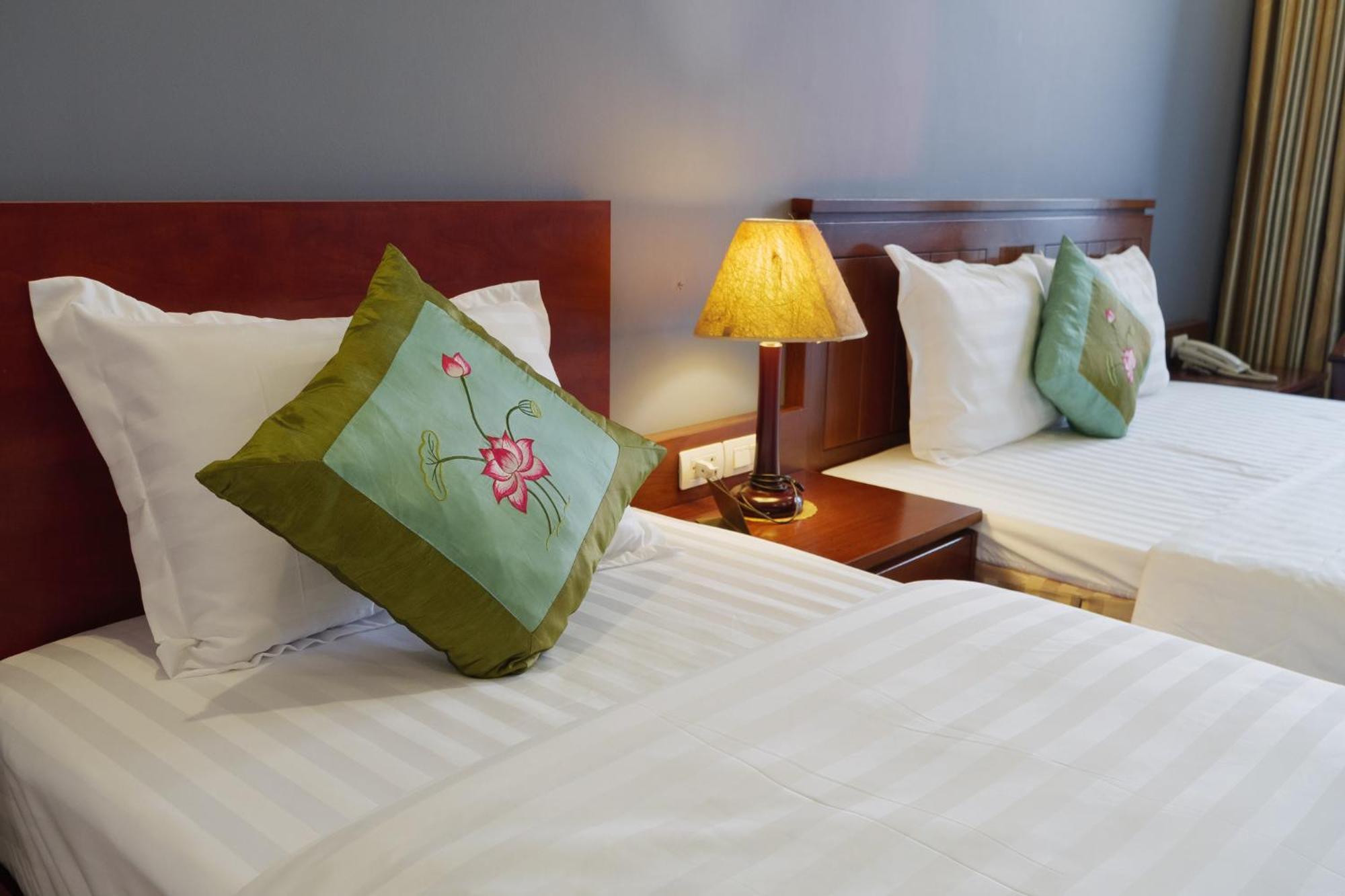 Ngan Ha Hotel Long Bien Hanoi Exterior photo